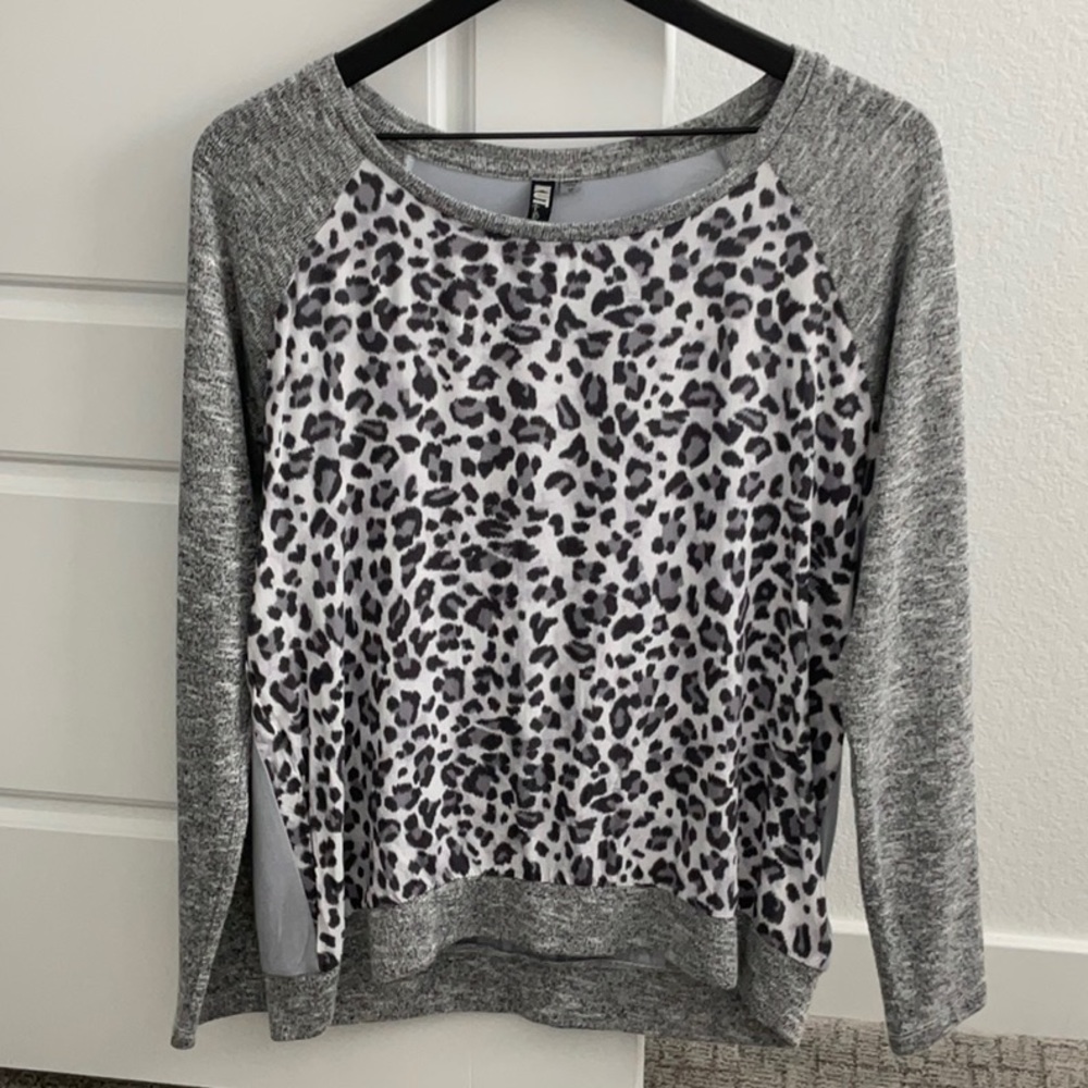 Kut From The Kloth Long Sleeve Lightweight Top- Gray Leopard Print- Size M